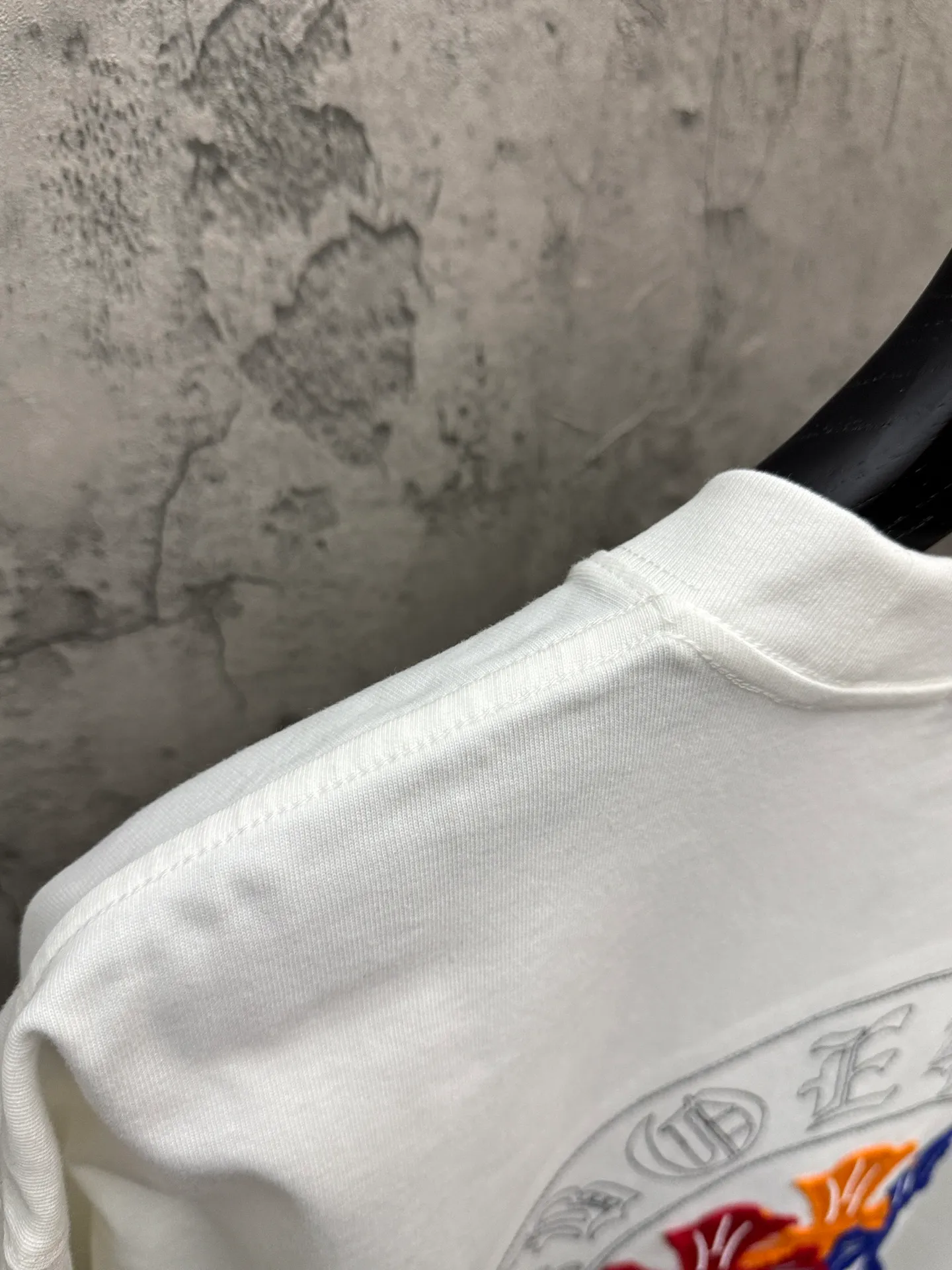 P180 top version, real shot without P, ​​different from market currency) 𝗖𝗵𝗿𝗼𝗺𝗲 𝗛𝗲𝗮𝗿𝘁𝘀/Croxin 2026 spring new original single counter American laser burnt patch embroidered couple short sleeves 👑The highest version! Customized fabric 300 grams, best-selling model at the counter, very comfortable to wear. Accessories: original molded and authenticated collar label ➕ 100% silk wash water label. Genuine purchase-grade original hangtag➕matching hanging rope➕3D hanging beads➕original packaging bag. Craftsmanship: The original version has consistent wiring! The highest version of the armhole matching technique! Color: White Black Size: S M L XL Style No.: 26-2031